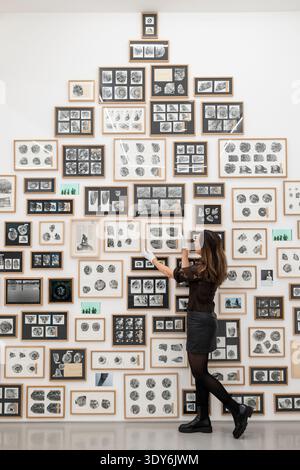 Londres, Royaume-Uni. 6 mars 2026. Un collaborateur de « Found and Given 2015/Fossils2026 », 2015/2026, une collection pyramidale de photographies et d’objets, lors de l’inauguration de « Echo’s Bones », une nouvelle exposition de Petra Feriancová à la galerie Elizabeth Xi Bauer du marché d’Exmouth. Les œuvres de l’artiste tchèque, couvrant la photographie, la sculpture et l’installation, sont exposées du 6 mars au 19 avril 2026. Credit : Stephen Chung / Alamy Live News Banque D'Images