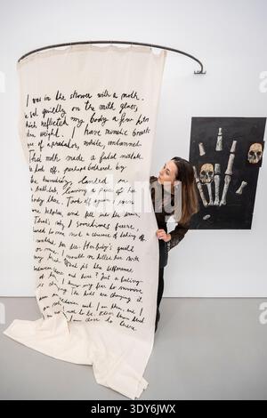 Londres, Royaume-Uni. 6 mars 2026. Un collaborateur avec (l) « I was in the shower with a Moth », 2025, et « Untitled (Hand/Skulls ) », 2015/2026, lors de l'ouverture de « Echo's Bones », une nouvelle exposition de Petra Feriancová à la galerie Elizabeth Xi Bauer à Exmouth Market. Les œuvres de l’artiste tchèque, couvrant la photographie, la sculpture et l’installation, sont exposées du 6 mars au 19 avril 2026. Credit : Stephen Chung / Alamy Live News Banque D'Images