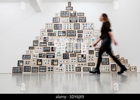 Londres, Royaume-Uni. 6 mars 2026. Un collaborateur de « Found and Given 2015/Fossils2026 », 2015/2026, une collection pyramidale de photographies et d’objets, lors de l’inauguration de « Echo’s Bones », une nouvelle exposition de Petra Feriancová à la galerie Elizabeth Xi Bauer du marché d’Exmouth. Les œuvres de l’artiste tchèque, couvrant la photographie, la sculpture et l’installation, sont exposées du 6 mars au 19 avril 2026. Credit : Stephen Chung / Alamy Live News Banque D'Images