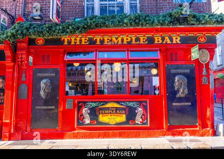 Les visiteurs se rassemblent au Temple Bar pour boire un verre et socialiser à Dublin lors d'une journée animée dans la ville Banque D'Images