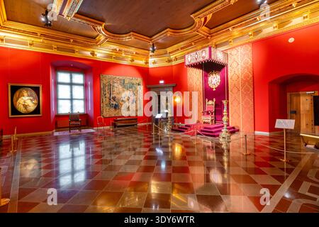 La salle du trône présente une décoration ornée et des œuvres d''art historique au Palais des grands-ducs de Lituanie à Vilnius Banque D'Images