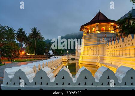 Vue au lever du soleil de la tour octogonale au Temple de la relique de la dent sacrée à Kandy Sri Lanka Banque D'Images