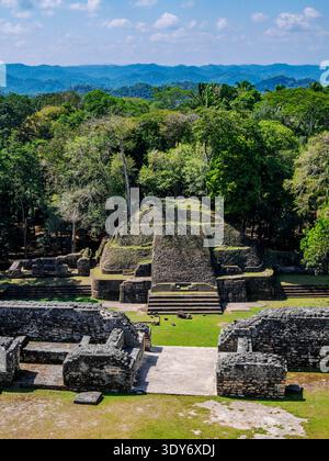 Les visiteurs admirent les ruines et le paysage du sommet de Caana au site archéologique de Caracol au Belize, un aperçu de l'histoire ancienne maya Banque D'Images