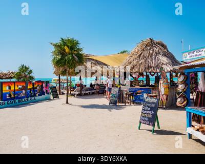 Profiter d'une journée ensoleillée à secret Beach sur Ambergris Caye, Belize avec de la nourriture et des boissons à la plage cafÃ© Banque D'Images