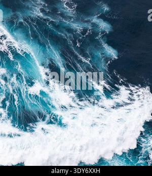 Vue des vagues bleues de l'océan montrant le mouvement et la texture dans l'eau près de la côte de Madère Portugal Banque D'Images
