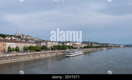 Vue depuis la rive Pest du Danube avec l'église Matthias et le bastion des pêcheurs le long du côté Buda de Budapest Banque D'Images