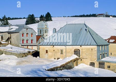 Enneigement des bâtiments dans une zone rurale de la Pesse pendant l'hiver dans l'est de la France près des montagnes du Jura et de la région Franche-Comté Banque D'Images