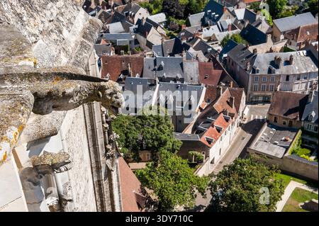 Vue depuis le clocher de la cathédrale Saint-Étienne montrant le centre historique de Bourges en France en plein jour Banque D'Images