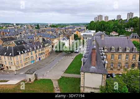 Vue sur la vieille ville depuis le Château de Sedan dans le nord-est de la France montrant les bâtiments historiques et les espaces ouverts dans la région des Ardennes Banque D'Images
