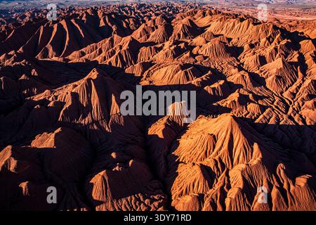 Des pics érodés s'élèvent dans le désert labyrinthe avec des formations d'argile rouge à Salta, Argentine Banque D'Images