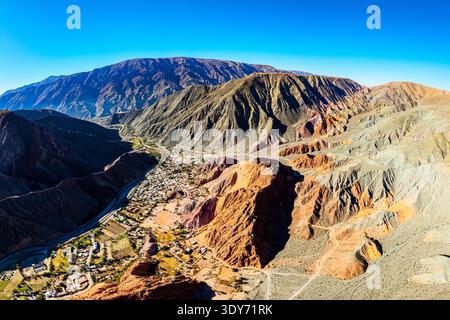 Vue panoramique sur le village de Purmamarca avec les montagnes environnantes en Argentine pendant la lumière du ciel clair Banque D'Images