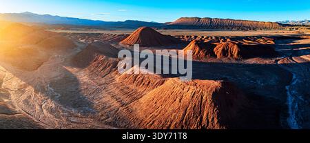 Lever de soleil sur le désert labyrinthe à Puna, montrant des formations rocheuses uniques et de vastes paysages à Salta, Argentine Banque D'Images