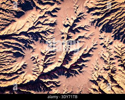 Formations rocheuses rouges vues d'en haut dans le désert labyrinthe situé dans la région de Puna à Salta, Argentine Banque D'Images