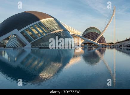 Hemisferic et Lagoa au coucher du soleil dans la Cité des Arts et des Sciences de Valence, Espagne offrent un aperçu de l'architecture moderne et des reflets de l'eau Banque D'Images