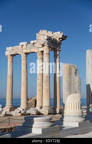 Ruines antiques du temple d'Apollon du 2ème siècle debout au bord de la mer à Side, Turquie Banque D'Images
