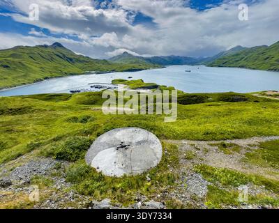 Vestiges de la seconde Guerre mondiale emplacement de canons en Alaska près de l'eau et des collines verdoyantes Banque D'Images