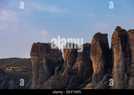 Vue des formations rocheuses des Météores avec des monastères en Grèce montrant la hauteur et la structure des monuments naturels Banque D'Images