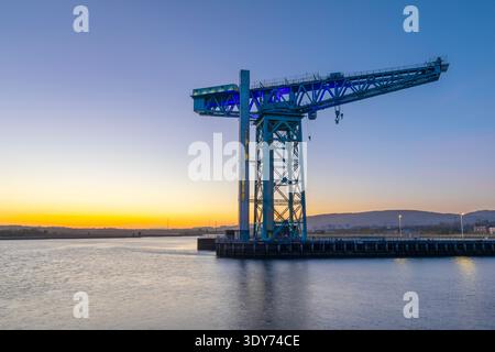 Clydebank Titan grue se tient près de la rivière Clyde au crépuscule avec un ciel coloré à Clydebank, Écosse, Royaume-Uni Banque D'Images