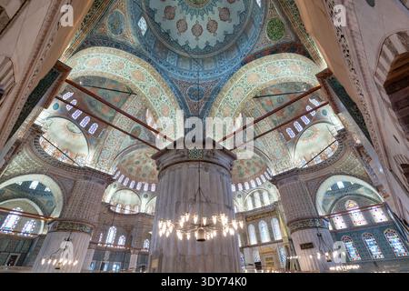 Design orné et détails architecturaux à l'intérieur de la mosquée d'Istanbul Turquie mettant en valeur l'art et l'artisanat dans l'espace sacré Banque D'Images