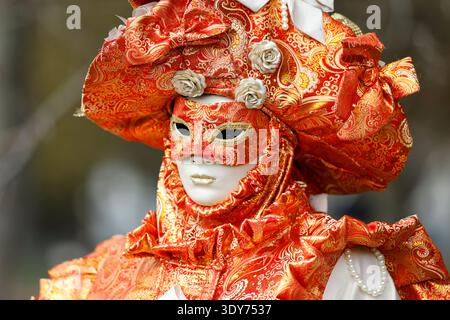 Femme portant un masque et un costume traditionnels lors du carnaval vénitien annuel à Annecy Banque D'Images
