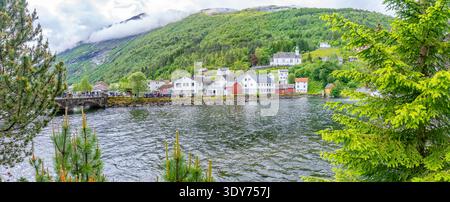 Vue de l'église Sunnylven et des maisons colorées par Sunnylvsfjorden à Hellesylt, Norvège Banque D'Images