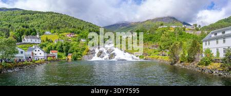 Vue sur la cascade de Hellesylt avec le paysage environnant dans la municipalité norvégienne de Stranda et dans la région de Sunnylvsfjorden Banque D'Images