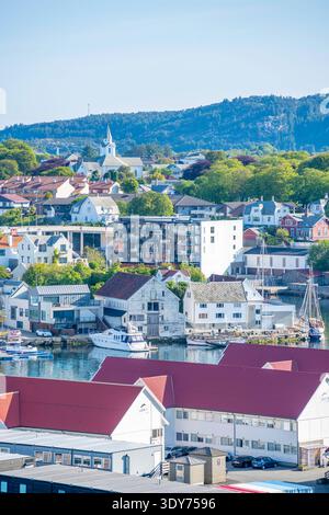 Vue panoramique de Haugesund montrant le front de mer, les bâtiments et la nature par une journée ensoleillée en Norvège Banque D'Images