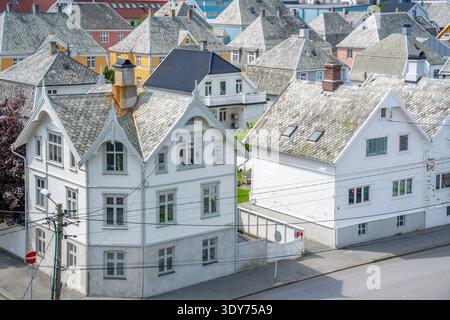Vue ensoleillée de l'architecture à Haugesund avec toits et bâtiments à Rogaland, Norvège Banque D'Images