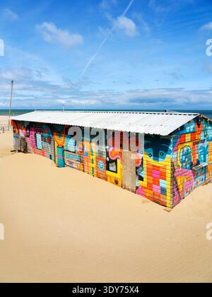 Bâtiment couvert de graffitis se dresse à Margate Beach sous un ciel dégagé pendant la journée dans le Kent, Royaume-Uni Banque D'Images
