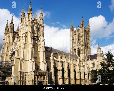 La cathédrale de Canterbury montre des tours et une architecture détaillée lors d'une journée ensoleillée dans le Kent, au Royaume-Uni Banque D'Images