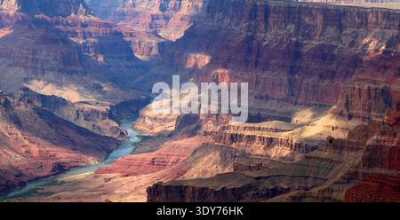 Vue sur le Grand Canyon avec le fleuve Colorado qui coule dans le canyon en Arizona un jour d'été Banque D'Images