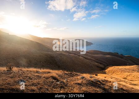Vue sur le coucher du soleil sur les collines ondulantes et l'océan Pacifique à Marlborough Sounds New Zealand Banque D'Images