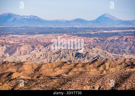 Vue panoramique sur les badlands de Gorafe en Andalousie avec falaises et vallées sous ciel bleu Banque D'Images