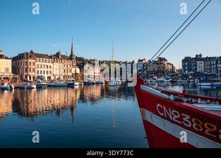 Vue panoramique du Vieux bassin avec des reflets de bâtiments médiévaux et de bateaux dans le port historique de Honfleur, France Banque D'Images