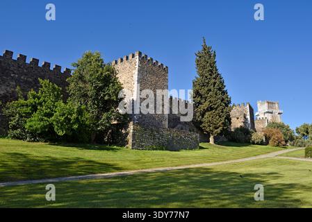 Explorer le château historique de Beja dans la région de l'Alentejo au Portugal avec des arbres verts et des espaces ouverts autour Banque D'Images