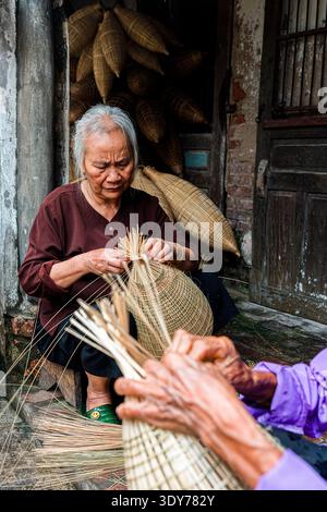 Fabriquer des pièges à poissons en bambou à Hanoi avec des mains habiles et un effort partagé par les femmes Banque D'Images