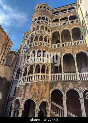 Visitez la Scala Contarini del Bovolo, un escalier en colimaçon avec des arches, à Venise, en Italie, présentant un design architectural unique Banque D'Images