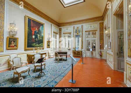 Vue intérieure du palais national de Queluz montrant des peintures et des meubles à Lisbonne, Portugal Banque D'Images