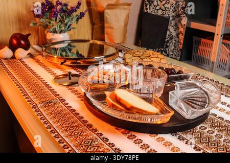 Une table magnifiquement agencée avec des bols de service en cristal remplis de friandises et d'éléments décoratifs, parfaits pour l'hospitalité ou l'oc spécial Banque D'Images