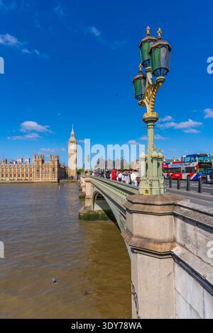 Vue de la tour de l'horloge Big Ben depuis Westminster Bridge un jour d'été à Londres Banque D'Images