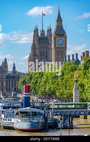 Vue sur le Parlement et Big Ben depuis Golden Jubilee Bridge en été à Westminster Banque D'Images