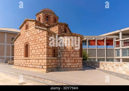 Vue de l'église Agios Andreas par une journée ensoleillée à Héraklion Crète Grèce Banque D'Images
