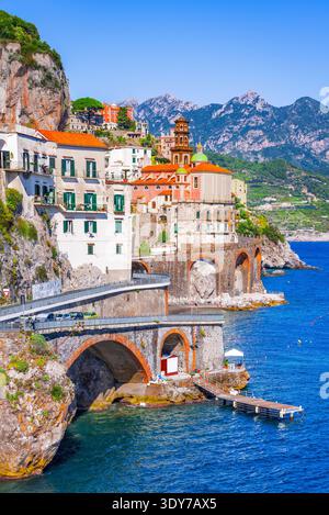 Amalfi, Italie. Atrani, petite ville sur la côte de la mer Tyrrhénienne, région d'Amalfitana. Banque D'Images