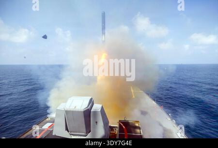 MOYEN-ORIENT - 28 février 2026 - le destroyer USS Spruance (DDG 111) de classe Arleigh Burke tire un missile d'attaque terrestre Tomahawk (TLAM) lors d'opérations de soutien à l'opération Epic Fury. Les forces armées AMÉRICAINES ont bombardé des centaines de cibles à travers l'Iran - photo : Geopix/US Navy Banque D'Images