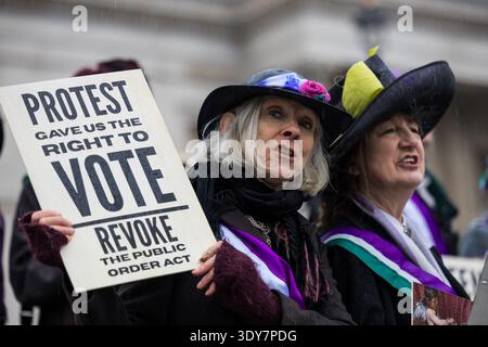 Les activistes climatiques vêtus en suffragettes pour la Journée internationale de la femme, se tiennent sur les marches de la National Gallery, pour appeler la rangée dans les droits de protestation au Royaume-Uni et exiger la révocation de la loi sur l'ordre public. Phoebe et Anna de Just Stop Oil ont reçu un total de 3 ans pour avoir endommagé le cadre d'une peinture de Van Gogh avec de la soupe, tandis qu'une suffragette, Mary Richardson, a reçu 6 mois pour avoir coupé 7 fois une peinture de Velázquez. Banque D'Images