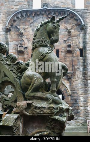 Statue de licorne en pierre sur une fontaine héraldique dans la cour du palais de Linlithgow, en Écosse, l'animal national de l'Écosse Banque D'Images