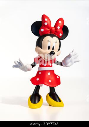 Milan, Lombardie, Italie- 4 février 2026 : Minnie Mouse célèbre personnage de dessin animé debout sur un fond blanc Banque D'Images