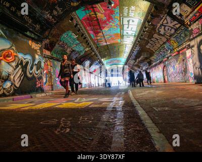 Une exposition vibrante de graffitis et de peintures murales urbaines recouvre les murs en béton des Leake Street Arches à Waterloo, Londres, en mars 2026. Connu mondialement sous le nom de « Banksy tunnel » à la suite du festival 2008 Cans, ce passage souterrain de 300 mètres sous la gare de Waterloo est le plus grand espace d’art de rue légal de la ville. Banque D'Images