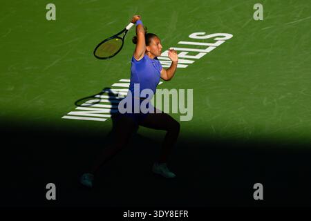 INDIAN WELLS, CALIFORNIE - 05 MARS : Diane Parry, de France, en action contre venus Williams, des États-Unis, lors de leur match du premier tour le jour 2 lors de l'Open BNP Paribas au Indian Wells Tennis Garden le 05 mars 2026 à Indian Wells, Californie. Banque D'Images