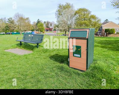 Poubelle de parc extérieur et banc pour les déchets de chien et les déchets publics. Londres, Royaume-Uni, 13 avril 2024 Banque D'Images